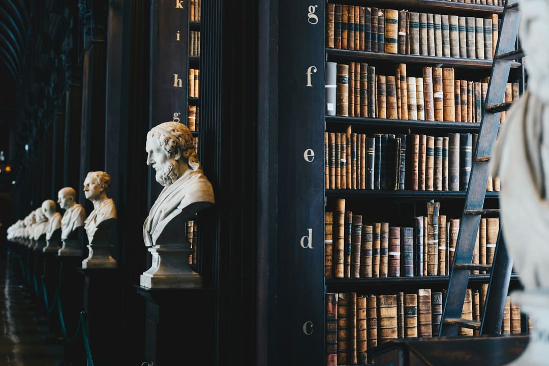 Cabinet d’avocat, ambiance éditoriale sombre.